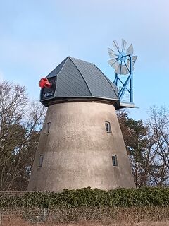 Windmühle Kamminke - Ansicht der Mühle mit neuer Kappe und Windrose 2024