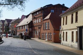 Wassermühle Lübz - Ansicht des Komplexes mit der Ölmühle, der neuen Mühle und der alten Mühle im Straßenzug am Marktplatz 2024