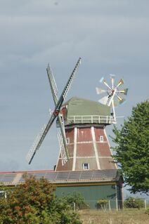 Windmühle Zepelin - Ansicht der Mühle und Lagerbaracken des Mühlenhofes 2022