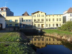 Wassermühle in Güstrow die Mühlentormühle - Ansicht des Mühlenkomplexes über der Nebel 2025