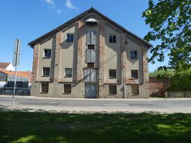 Wassermühle Parchim die Kornmühle - Ansicht der Vorderfront von Mühle mit Turbinenhaus 2024