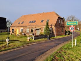 Wassermühle Zippelow - Ansicht der Mühle am Ortseingang 2025