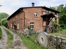 Wassermühle Mühlen Eichsen - Ansicht Eingang Südgiebel 2024
