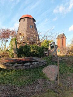 Windmühle Spantekow - Ansicht der Mühle mit Trafohäuschen 2024