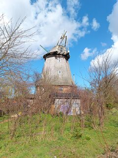 Windmühle 2 Blankenhagen - Ansicht der Mühle mit der vorhandenen aber defekten Windrose 2024