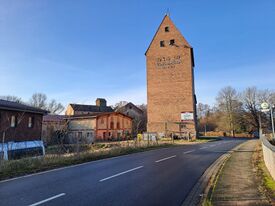 Wassermühle Useriner Mühle - Ansicht Speicher an Straße mit Namenszug 2025