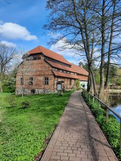 Wassermühle Hanshagen - Ansicht Mühle mit Mühlenteich 2024