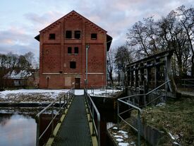 Wassermühle in Brömsenberg die Neumühle - historisches Wehranlage vor Mühlengiebel 2025