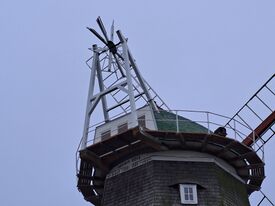 Windmühle 2 in Kröpelin die Versunkene Mühle - sanierte Kappe mit neuer Windrose 2025