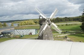 Windmühle Alt Schwerin im Agroneum - Ansicht von einer der dicht daneben stehenden Museumshallen 2021