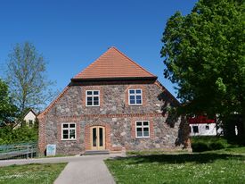 Wassermühle Friedland/ Meckl. - Straßenansicht Giebel aus Feldstein von Westen 2024