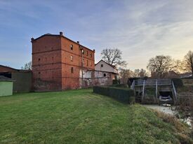 Wassermühle Schönbeck - Ansicht auf Mühle und Standort des abgebrochenen Turbinenhauses heutiges Wehr mit Fischaufstieg 2025