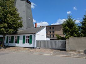 Motormühle Anklam - Hofauffahrt mit Windmühle und Motormühle 2025